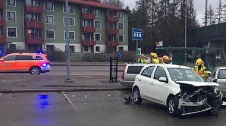 Quatre blessés après qu'une voiture fonce dans la foule en Finlande, le chauffeur arrêté