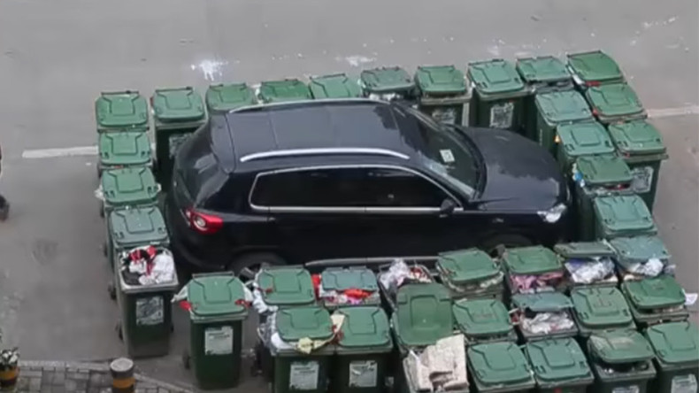 Vengeance malodorante : un Chinois bloque une voiture mal garée avec 40 poubelles (VIDEO)