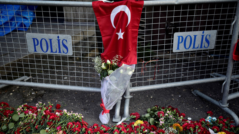 Les Turcs en deuil déposent des fleurs sur le lieu du massacre de la boîte de nuit