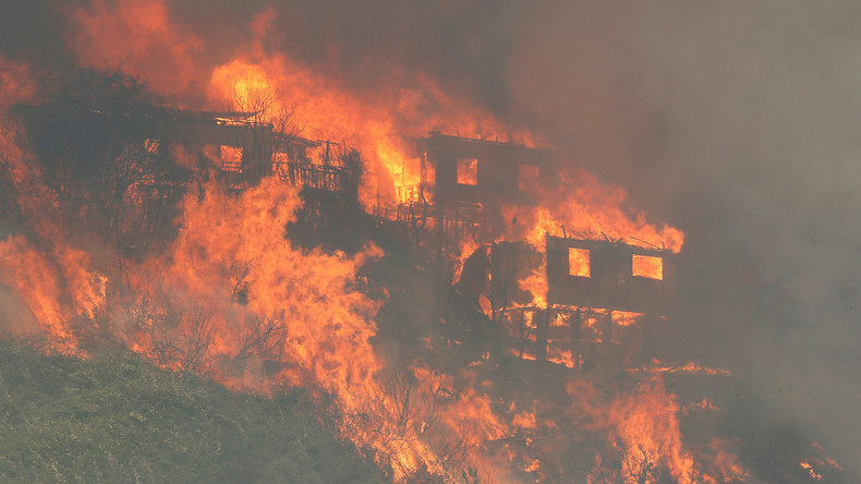 Un énorme incendie de forêt engloutit une centaine de maisons au Chili (VIDEO)