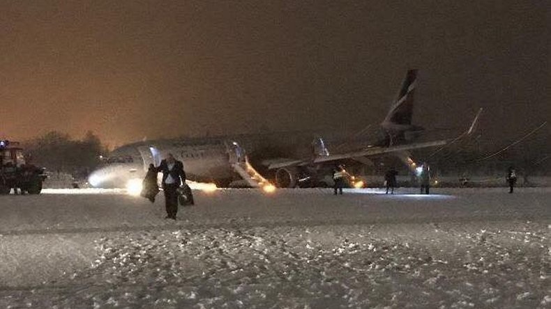 Avec son train d'atterrissage en panne, l'avion se pose... sur le ventre (PHOTOS, VIDEOS)