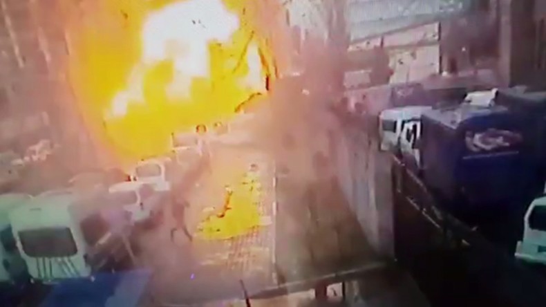 Izmir : une caméra de surveillance montre le moment de l'explosion de la voiture piégée (VIDEO CHOC)