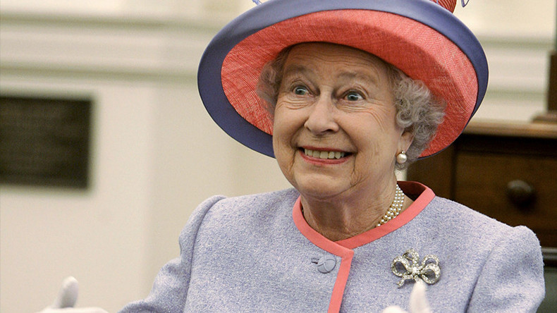 «Bon sang, Majesté !» : Elizabeth II se promène la nuit, un garde manque de l'abattre