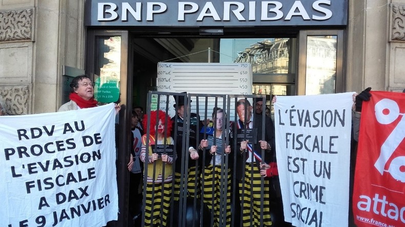 Les «faucheurs de chaises» d'Attac s'en prennent à une banque BNP contre l'évasion fiscale (PHOTOS)