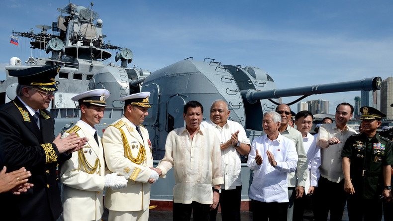 EN IMAGES : Rodrigo Duterte à bord du destroyer russe Amiral Tributs stationné à Manille