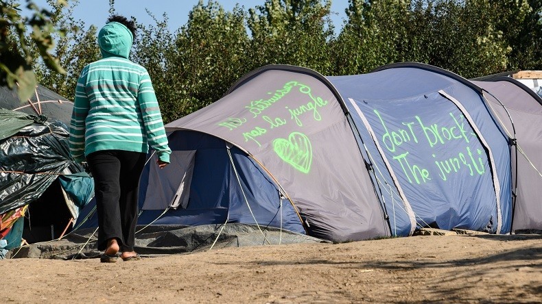 RT se rend dans le camp de migrants de Norrent-Fontes, près de l'ancienne jungle de Calais (VIDEO)