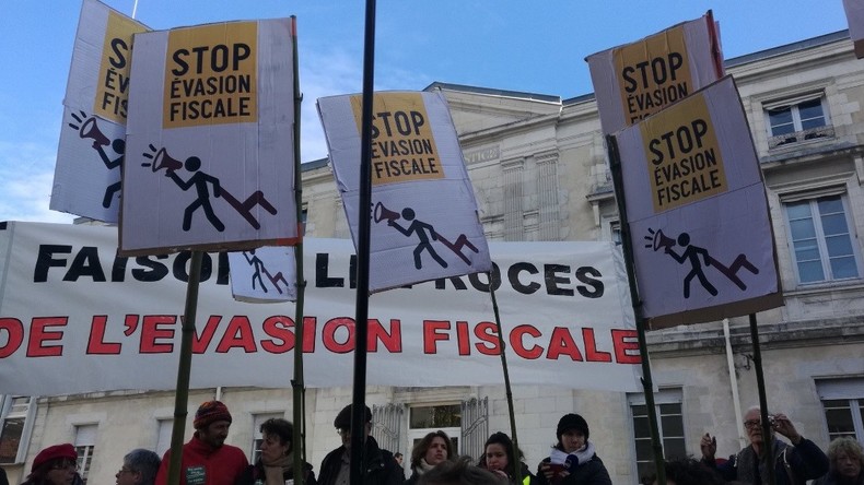 Forte mobilisation en soutien au «voleur de chaises» de banques: la relaxe requise par le procureur