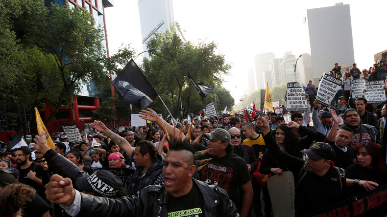 Mexique : une voiture vise des policiers dans une manifestation contre la hausse des prix à la pompe