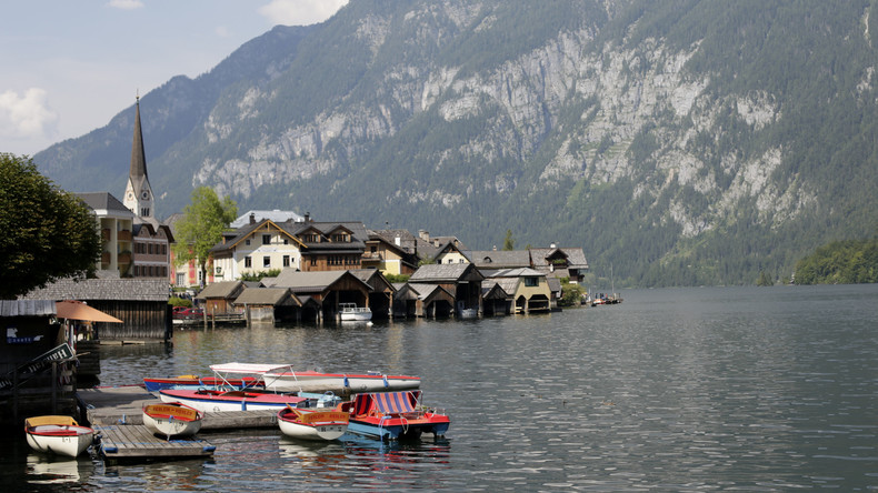 Autriche : un portier posté devant l’église contre les touristes irrespectueux à Hallstatt