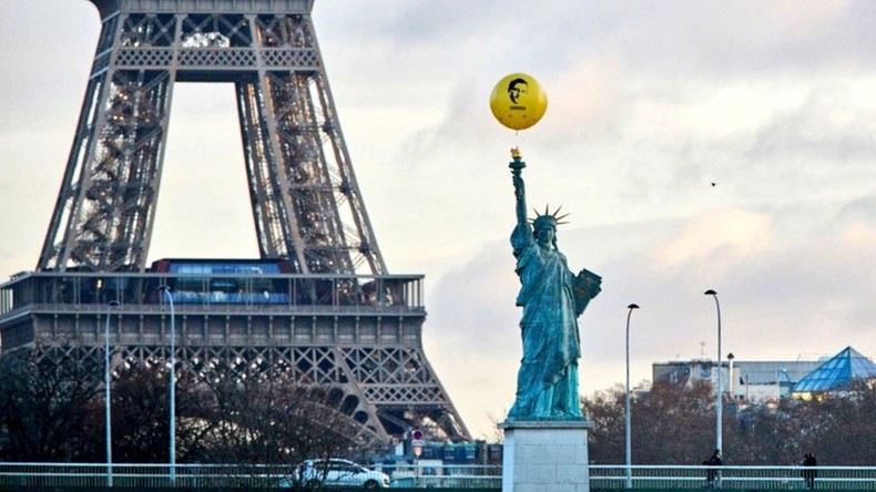 Un ballon sur la statue de la liberté de Paris pour réclamer la grâce d'Edward Snowden (PHOTOS)