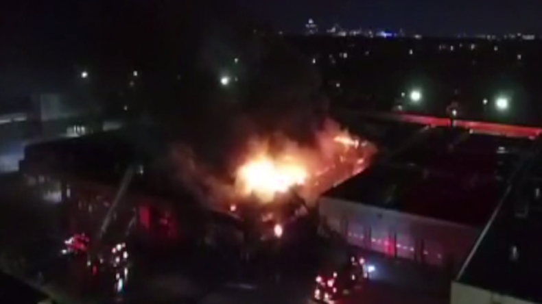 Etats-Unis : des explosions et un incendie ravagent un terminal de bus à Détroit (images de drone)