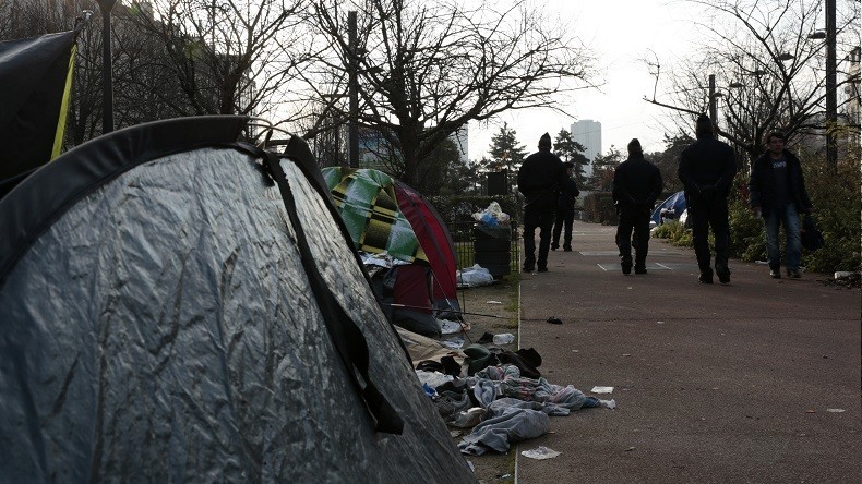 Paris : alors que le grand froid s’abat, des migrants forcent l’entrée d’un centre d’accueil (VIDEO)