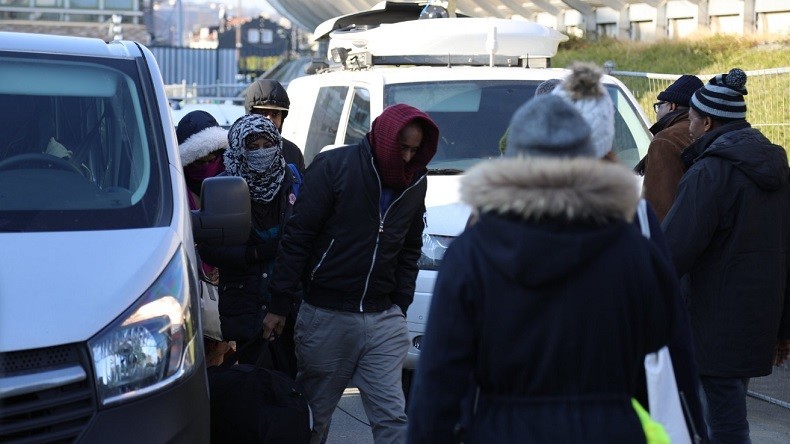 Les premiers migrants arrivent au centre d’accueil d’Ivry, en pleine vague de froid (IMAGES)