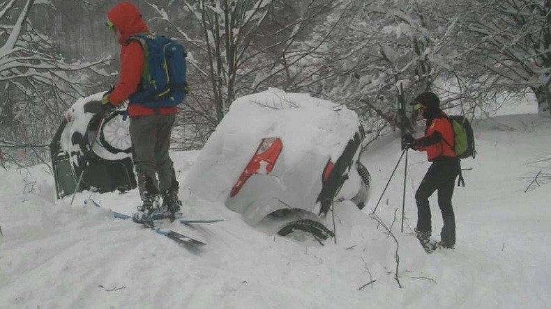 Dix personnes retrouvées vivantes après l'avalanche sur un hôtel en Italie, annoncent les secours