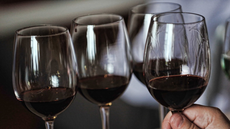 Affaire de la gifle : un Breton éméché tente d'offrir du vin à Valls «au nom de la Bretagne»