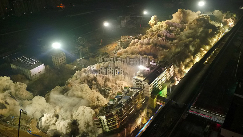 Epique démolition contrôlée en Chine : 19 immeubles s'effondrent simultanément (VIDEO)