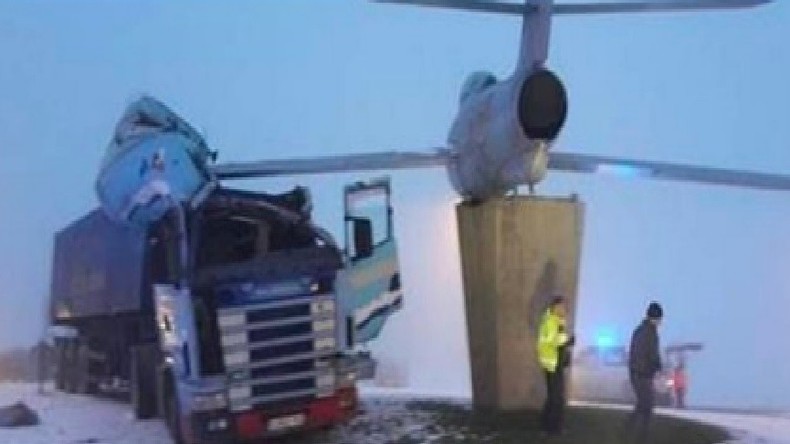 Belgique : quand un camion percute...un avion militaire (VIDEO)