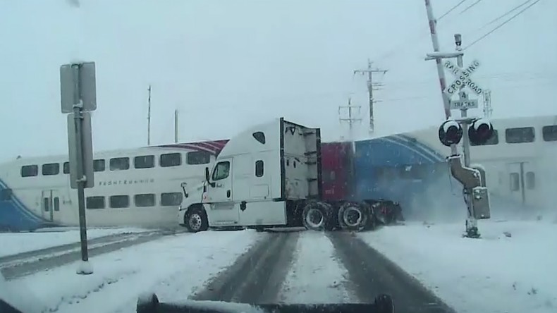 Etats-Unis : un train de passagers coupe un poids lourd en deux (VIDEO CHOC)