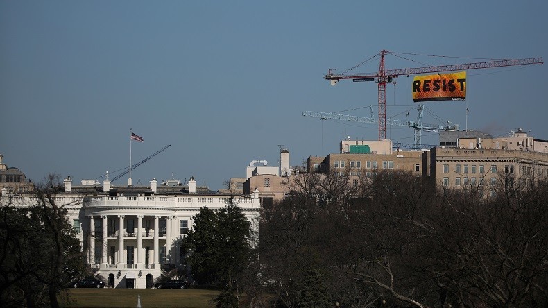 Washington : une immense banderole anti-Trump à quelques mètres de la Maison-Blanche (IMAGES)