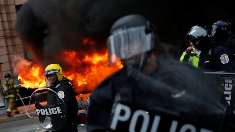 Le journaliste de RT arrêté en couvrant une manifestation anti-Trump risque dix ans de prison