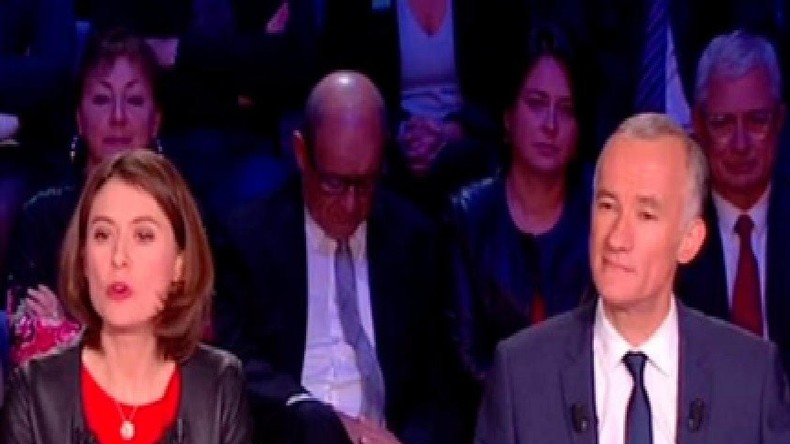 Le Drian s'endort en plein débat, Twitter se gausse