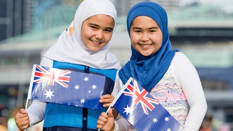 Australie: une affiche montrant deux filles voilées pour la fête nationale retirée après des menaces
