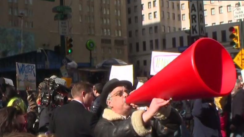 Des manifestants inondent les rues de Philadelphie protestant contre la visite de Donald Trump