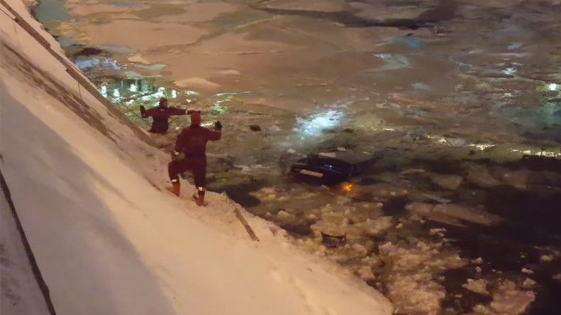 Moscou : un policier et un passant bravent l’eau glacée pour sauver une femme piégée dans sa voiture