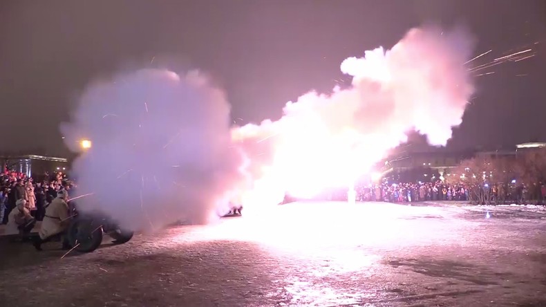 Des salves célèbrent le 73e anniversaire de la fin du siège de Leningrad (VIDEO)