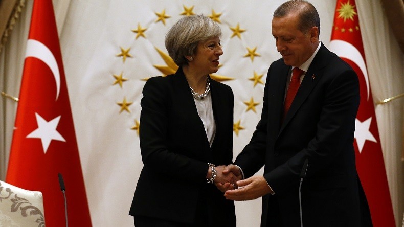 A Ankara, Theresa May et Recep Erdogan signent un contrat aéronautique de 117 millions d'euros
