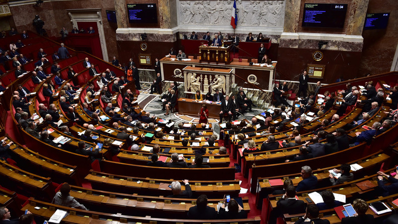 Attachée parlementaire : un député assure que sa femme «nettoie les chiottes»