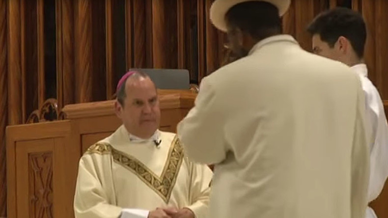 Etats-Unis : un évêque catholique reçoit un coup de poing en pleine messe (VIDEO)