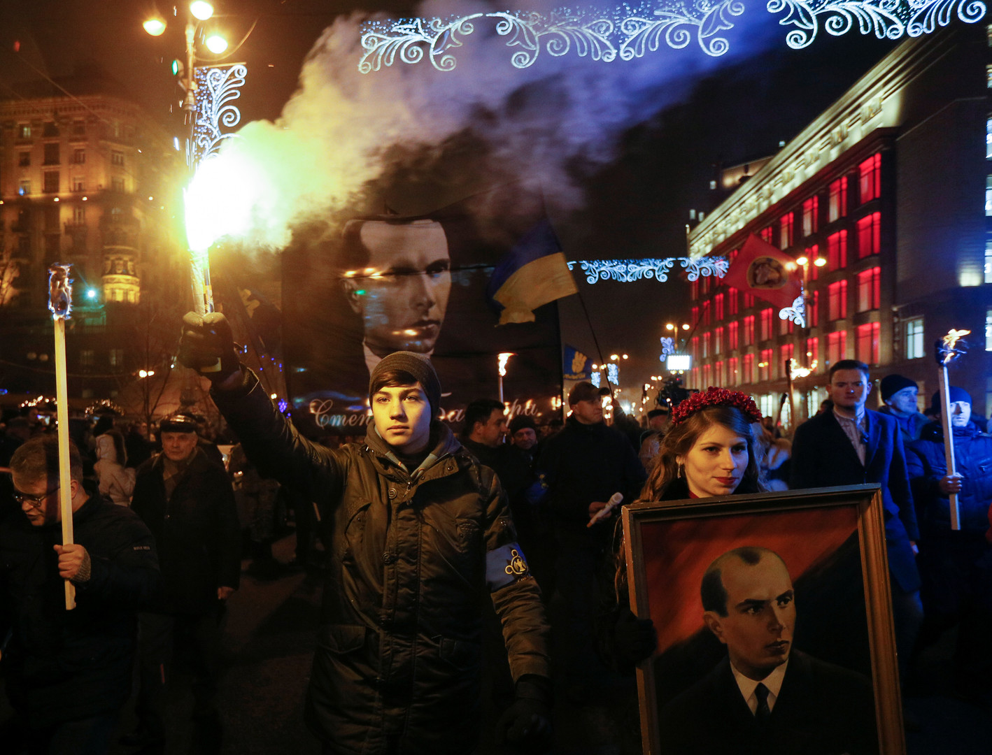 Марш бандеры. Украина факельное шествие бандеровцев. Факельное шествие Бандера. Украина 2014 бандер. Факельное шествие наци Киев.