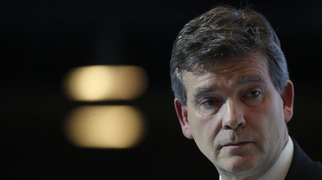 Guy Bedos président du comité de soutien de Montebourg ? L'humoriste dément... puis accepte