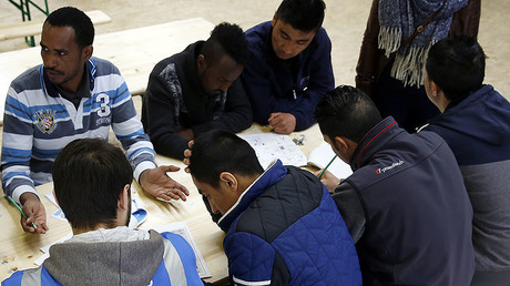 Des migrants discutent dans un centre de réfugiés à Thoune en Suisse