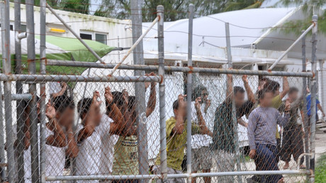 Les camps de Manus fait partie d'un complexe de centres gérés par l'Australie sur le territoire papouasien : les conditions de vie y sont jugées déplorables par de nombreux observateurs