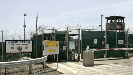 Portail d'entrée de la prison américaine de Guantanamo, à Cuba en 2007, photo ©Joe Skipper/Reuters
