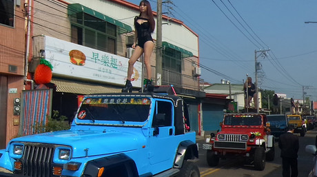 «Shake it» : 50 Taïwanaises font du pole dance sur des jeeps aux funérailles d’un politicien (VIDEO)