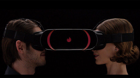 L’application de rencontres Tinder présente un casque pour des rancards en réalité virtuelle (VIDEO)