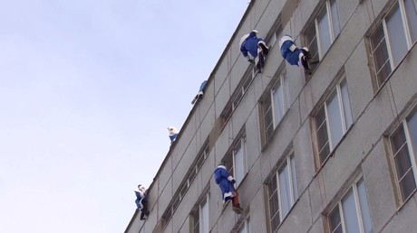 Des Pères Noël alpinistes russes passent par la fenêtre pour réconforter des enfants malades (VIDEO)
