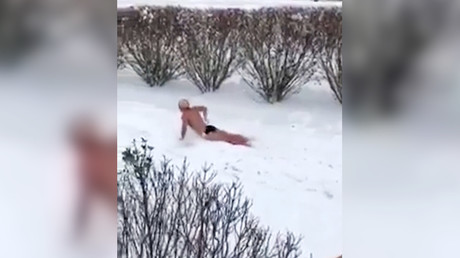 La natation réchauffe-t-elle ? Des nageurs américains s’entraînent dans la neige (VIDEO)