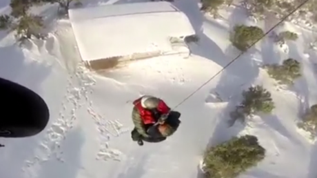 Hélitreuillage périlleux de deux personnes sur une île grecque paralysée par la neige 
