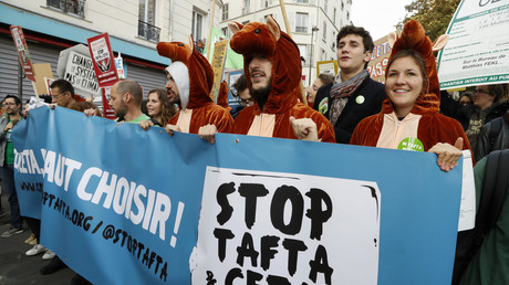 Une manifestation à Paris contre les traités de libre-échange en octobre 2016