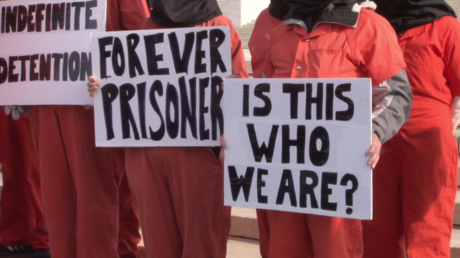 Déguisés en prisonniers, des partisans de la fermeture Guantanamo arrêtés à Washington