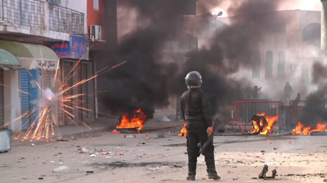 Tunisie : heurts entre forces de l'ordre et manifestants près de la frontière libyenne (VIDEO)