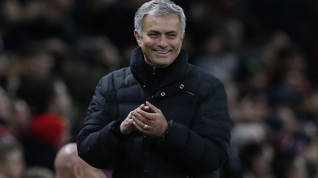 «Tranquille» : l'entraîneur star José Mourinho répond au téléphone en pleine conférence de presse