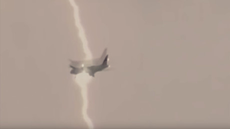 Russie : ce moment où la foudre s'abat sur un boeing 747 rempli de passagers (VIDEO CHOC)