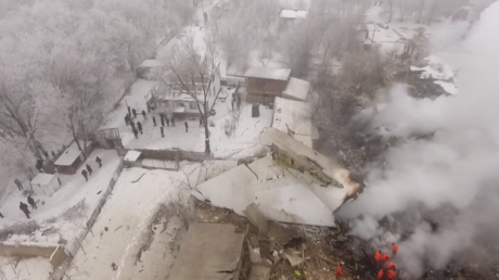 Des débris d’avion jonchent les jardins : images aériennes du lieu du crash du Boeing au Kirghizstan