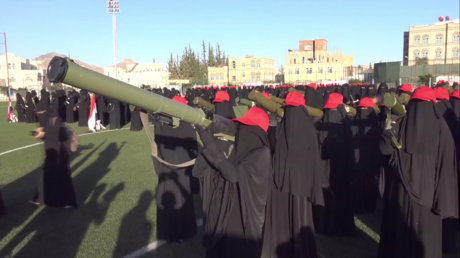 Lance-roquettes en main, des femmes yéménites protestent contre l’Arabie saoudite (VIDEO)