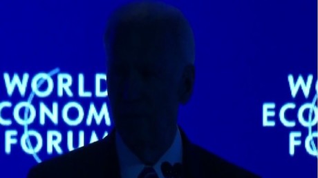 Encore un coup des Russes ? Evoquant le leadership américain, Biden est plongé dans le noir (VIDEO)